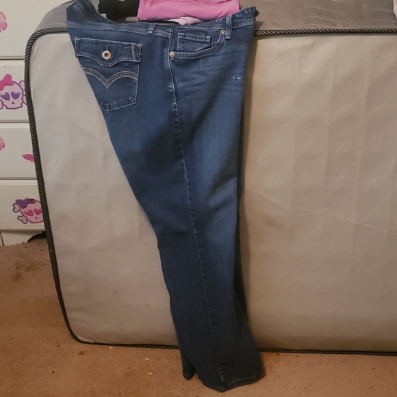 Levi Curvy - Picture 4 of 10